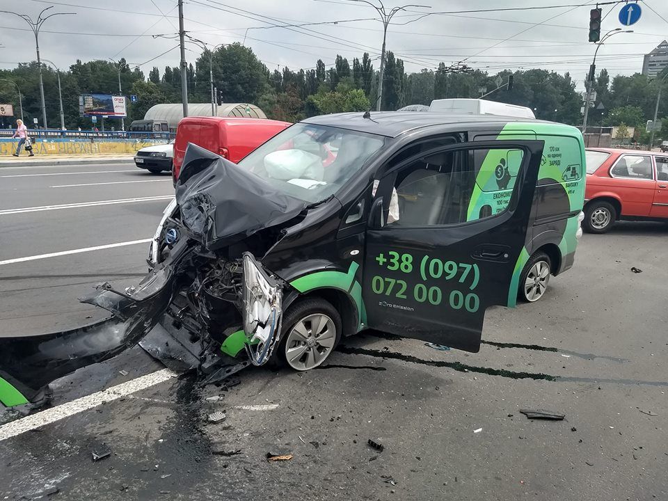 У ДТП на Дорогожичах загинув літній чоловік, троє людей поранені (відео)