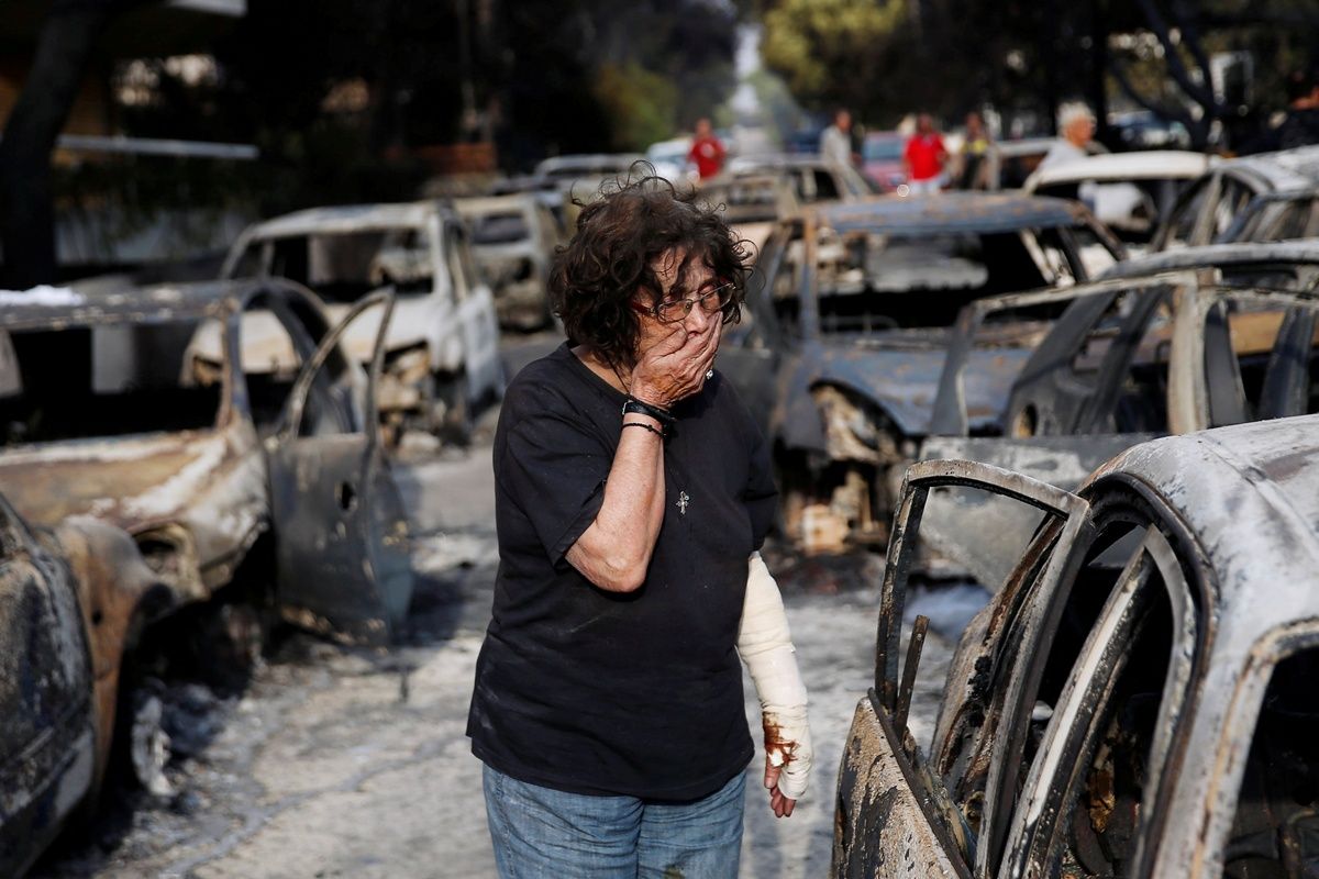 Пожежі у Греції: із 60 загиблих багато дітей, люди хто в чому рятуються в морі (фото)