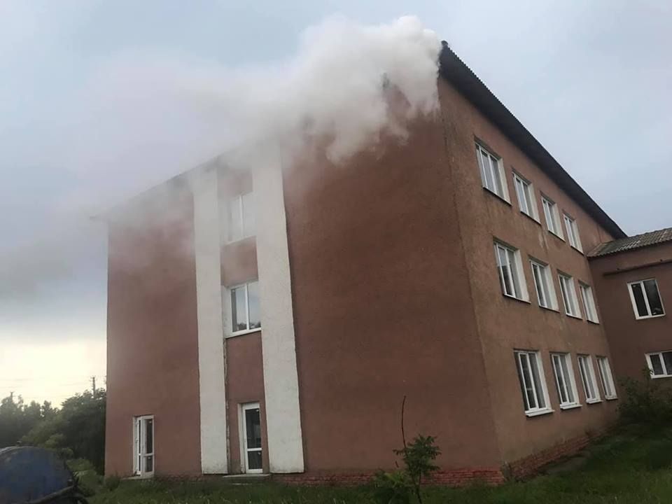 У Кілійському районі від блискавки загорілася школа
