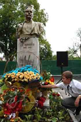 Праправнук Франка Петро Горічко кладе квіти до пам'ятника у Трускавці.