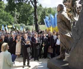 Чорноволу, людині та пам'ятнику