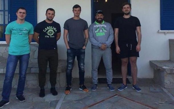 В Україну повертаються 12 українських моряків, які більше року були на судні в Греції