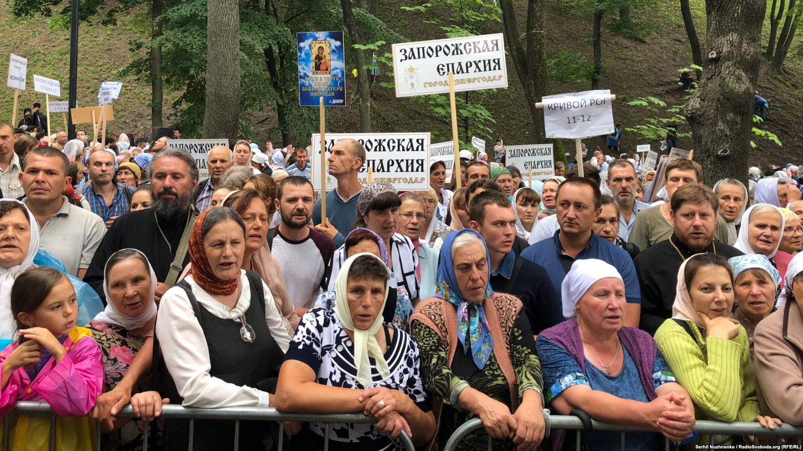 Прихильники УПЦ МП йдуть ходою по Києву: рух центром перекрито, поліція перевіряє речі (фото, відео)