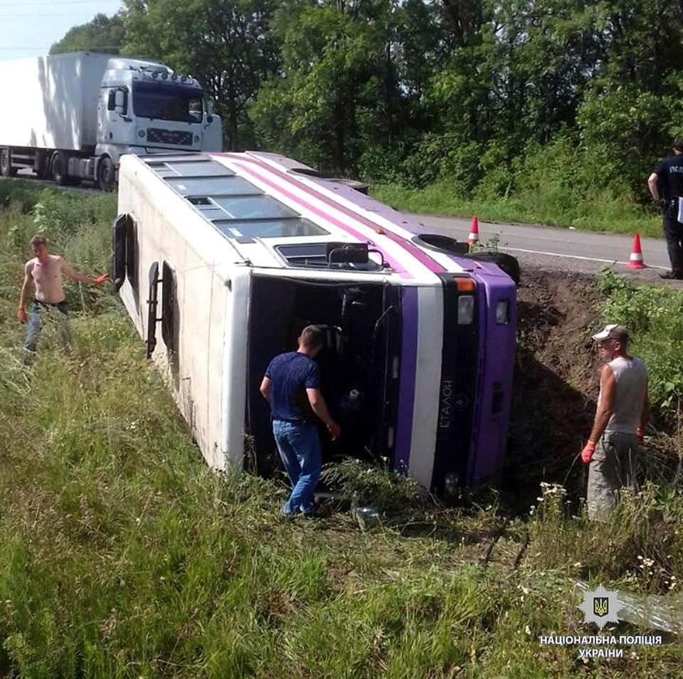 Поблизу Чугуєва в кювет злетів автобус із 20 пасажирами