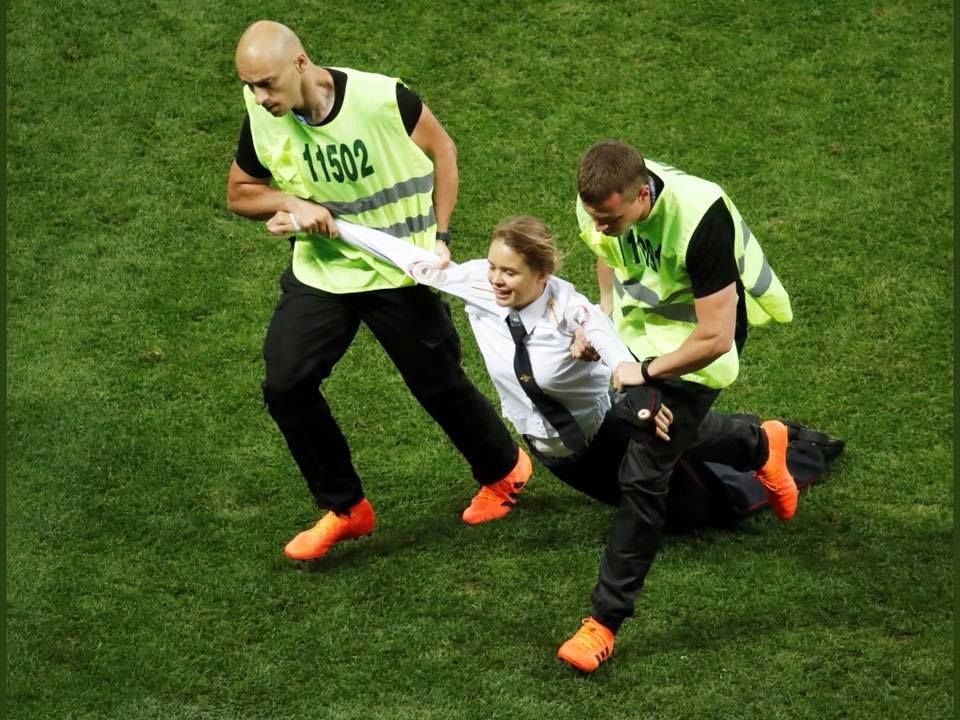 Учасників Pussy Riot затримали зразу після виходу з СІЗО