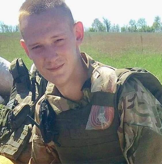 У каналізації в Лозовій знайшли тіло юного військового
