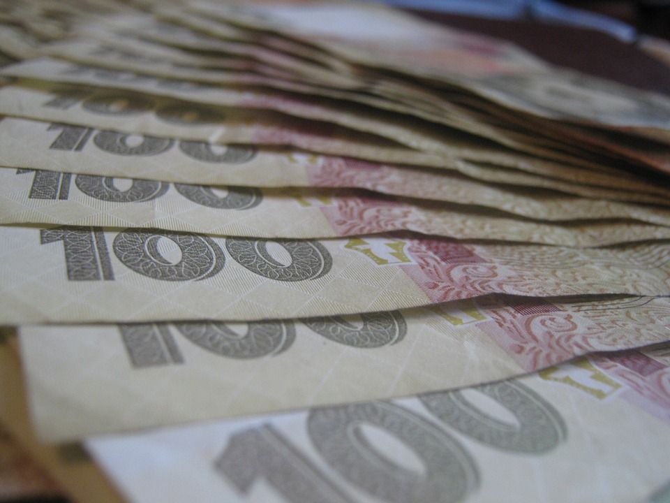 Гривня офіційно обвалилася до 27,09 за долар