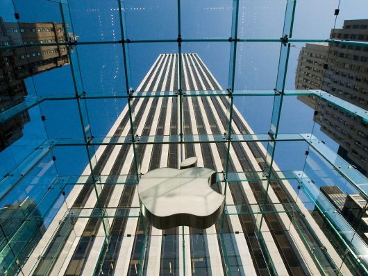 Apple стала першою у світі акціонерною компанією вартістю в трильйон доларів