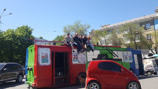 Міський транспорт як мистецтво: у Маріуполі тролейбус перетворили на фотоапарат