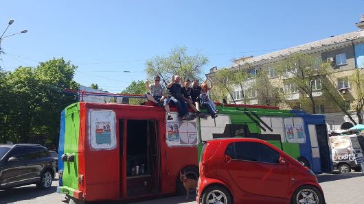 Міський транспорт як мистецтво: у Маріуполі тролейбус перетворили на фотоапарат