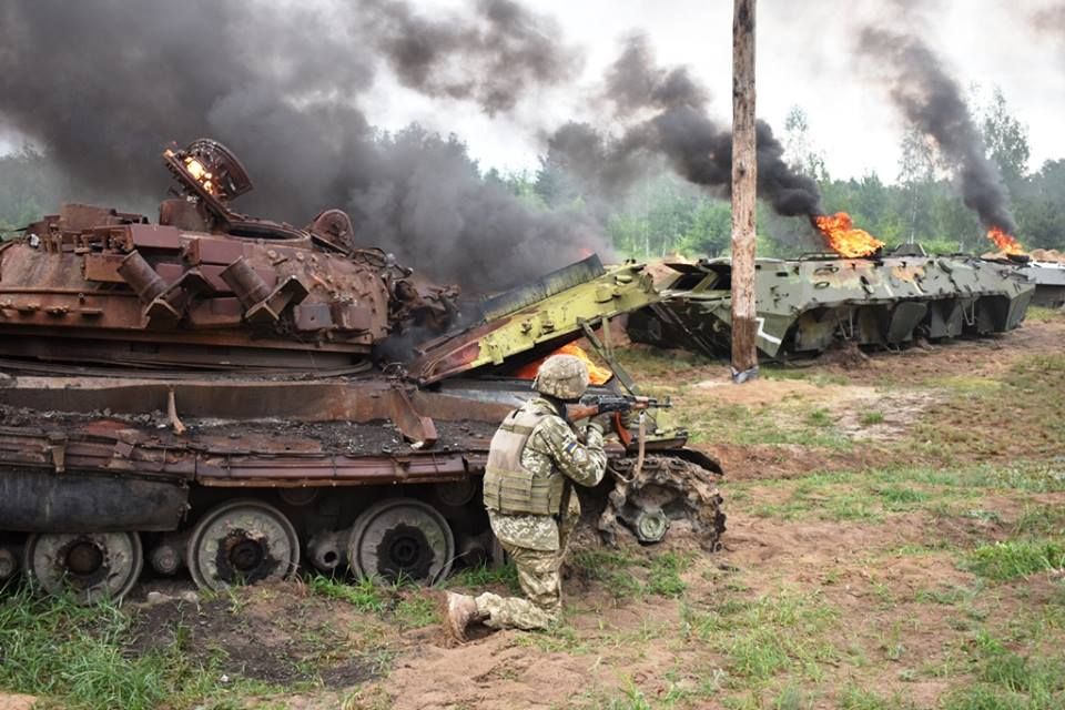 Поблизу Золотого із протитанкової зброї підбили авто українських військових: є загиблий та поранений