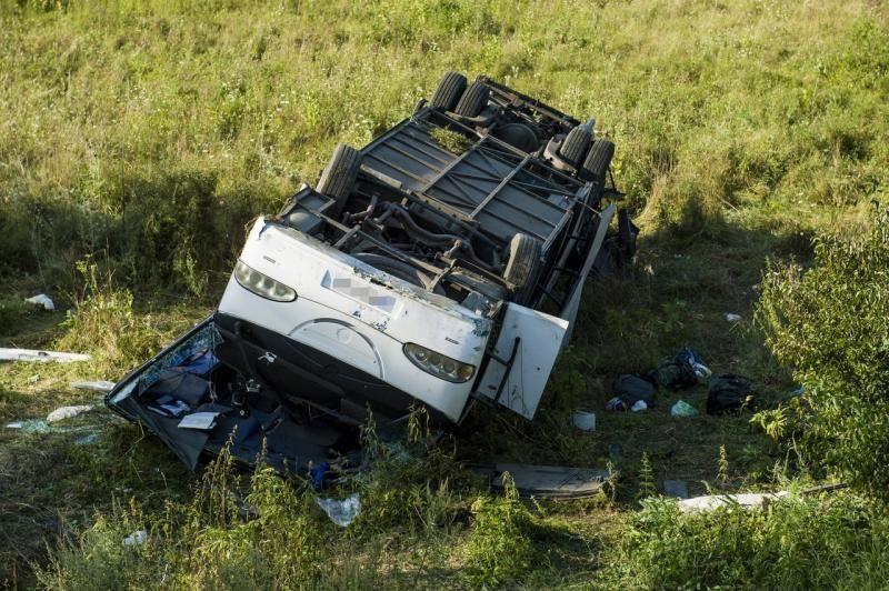 На трасі в Угорщині перекинувся автобус із українцями: постраждали 13 осіб
