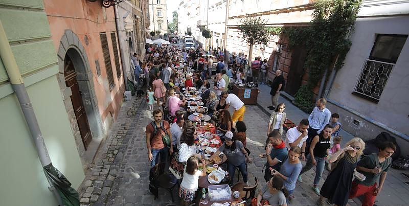 У центрі Львова сотні людей зібралися на спільний сніданок