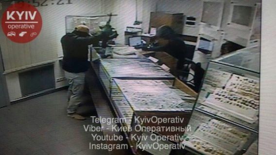 У Києві пограбували ломбард і застрелили охоронця (фото, відео)