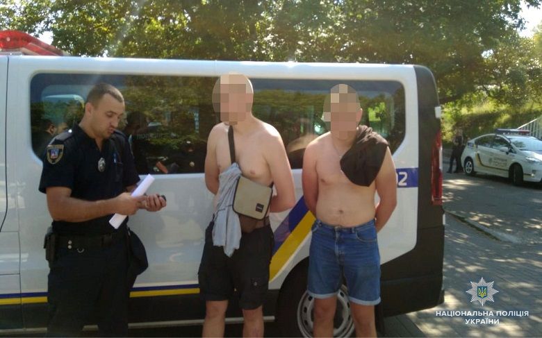 У Києві в стрілянині біля ринку поранено двох чоловіків
