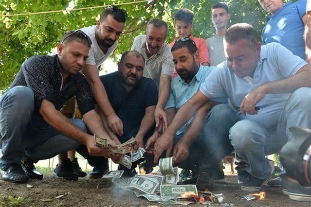 У Туреччині палять долари, як у Криму паспорти України