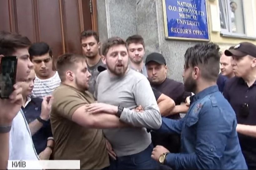 В медуніверситеті Богомольця студенти та поліція почубилися за нового в.о. ректора