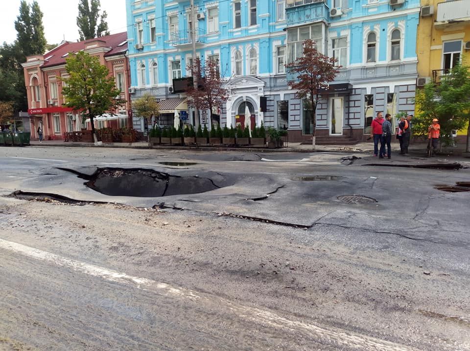 На вулиці Антоновича в Києві просів асфальт поблизу «Укравтодору» (фото, відео)