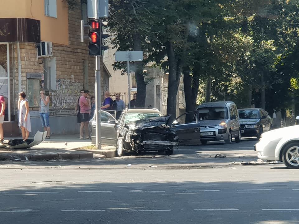 Аварія в Сумах: автівка поліції вилетіла на тротуар, травмувавши 7 людей (фото)