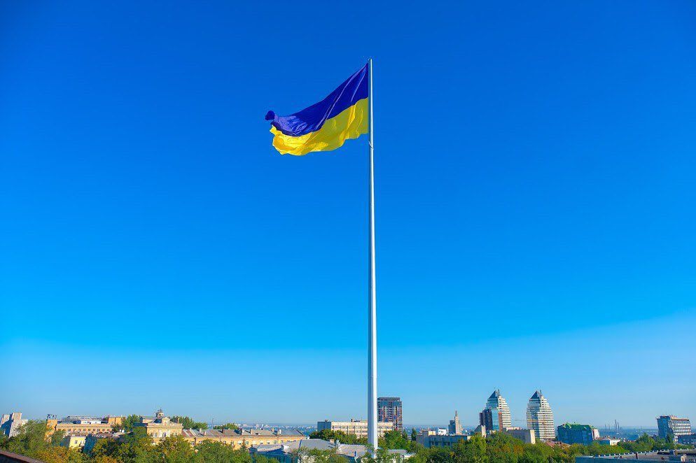 У Дніпрі підняли найбільший прапор на найвищий флагшток в Україні