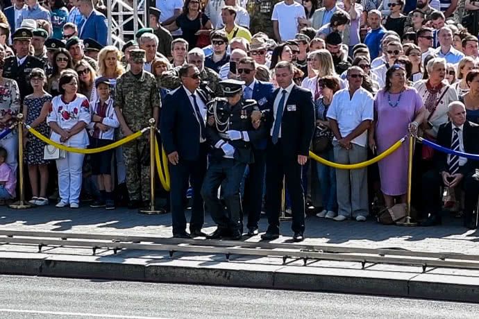 Під час виступу Порошенка на параді Дня Незалежності знепритомнів солдат (відео)