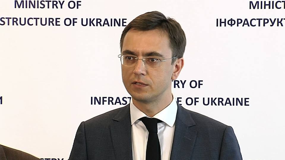 Омелян розповів, як Україна економить на ремонті доріг