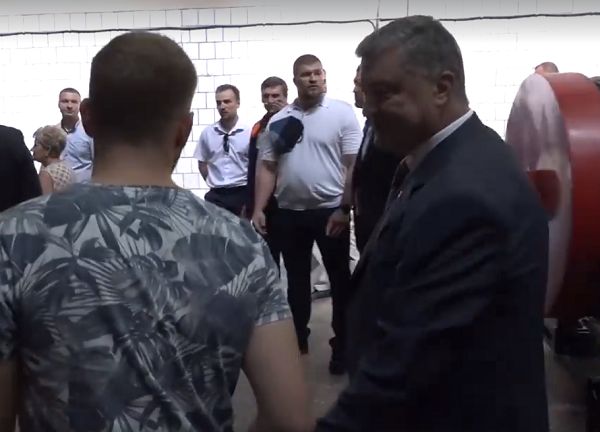 Порошенко відштовхнув мікрофон після запитання про виконання обіцянок 3-місячної давнини (відео)