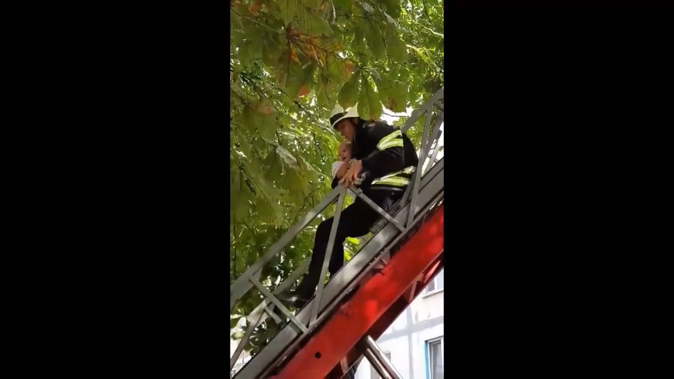 У Черкасах із задимленого будинку врятували 10 людей, серед яких і немовля (фото, відео)