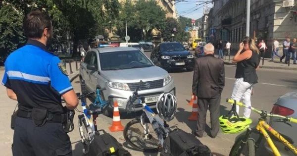 У Львові лайлива жінка збила поліцейського, який розчищав шлях швидкій (відео)