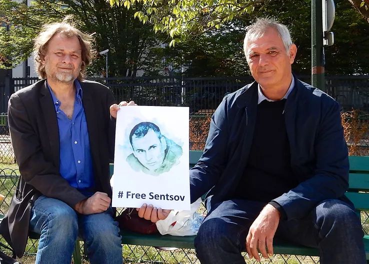 Політики і митці Франції оголосили в Парижі голодування на підтримку Олега Сенцова