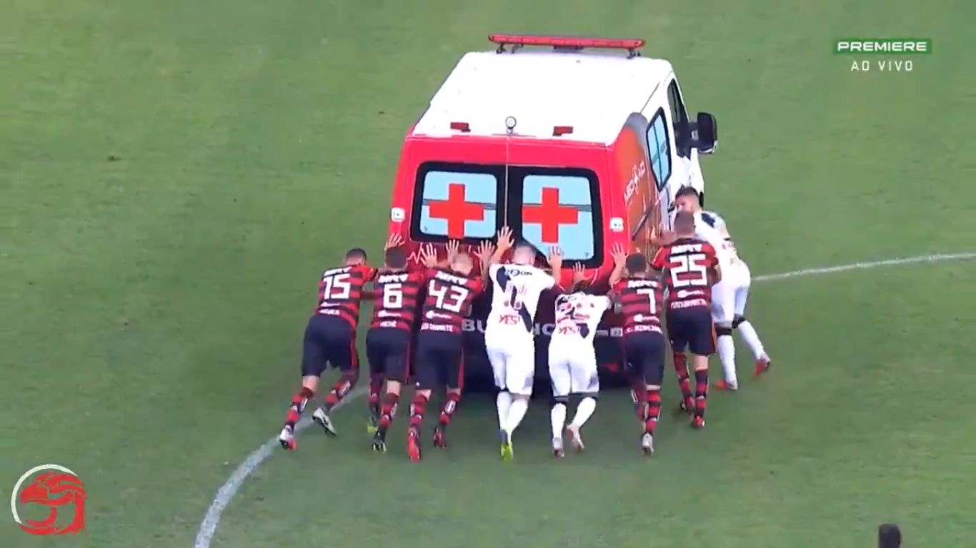 У Бразилії футболістам довелося виштовхувати зі стадіону заглохлу швидку (відео)