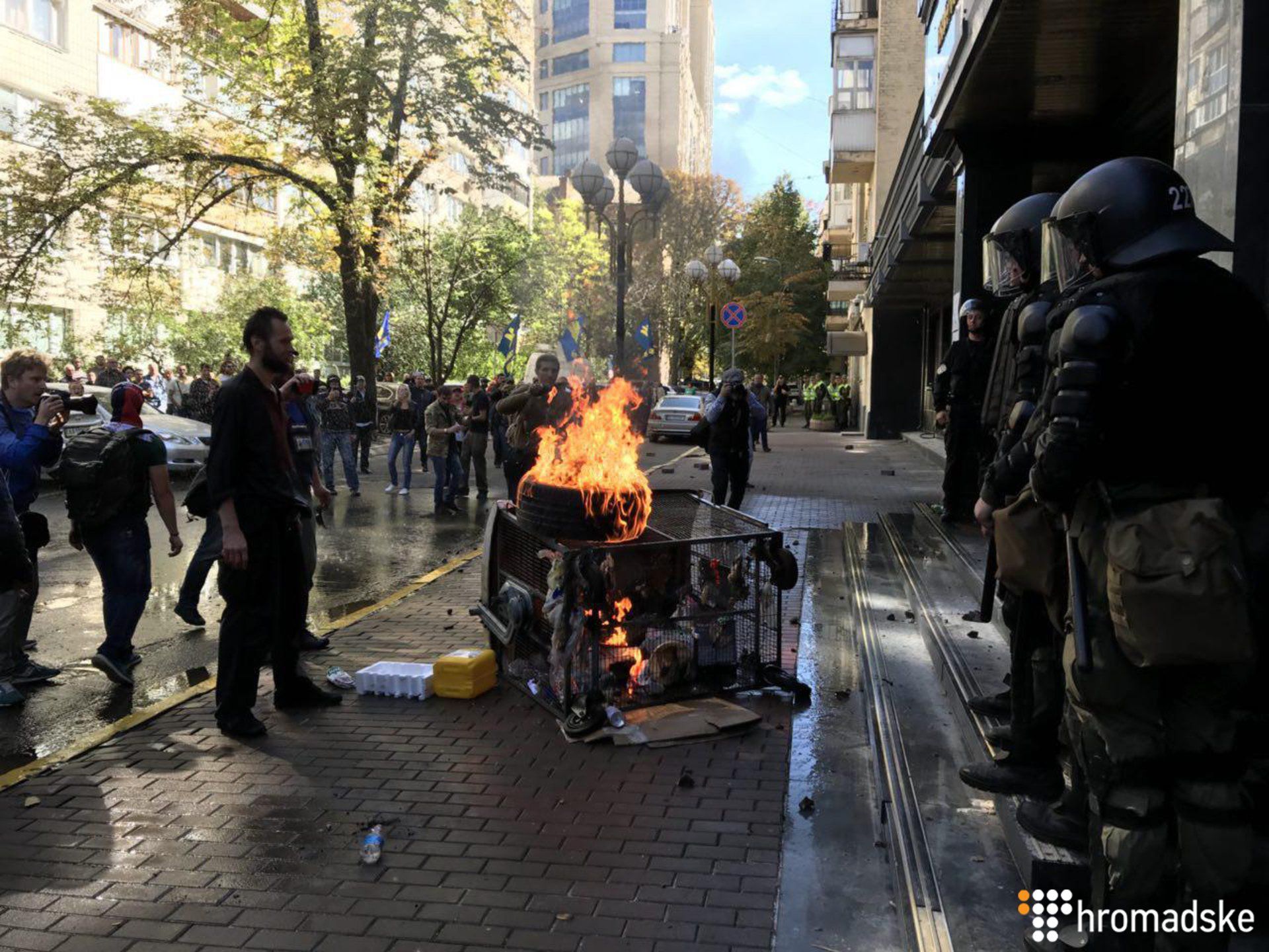 Під Генпрокуратурою в Києві сталися сутички: поліція застосувала сльозогінний газ (фото)