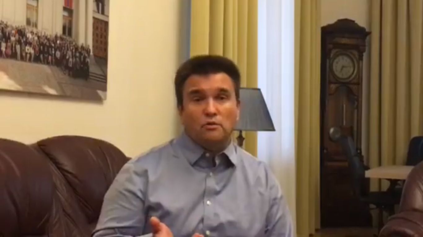 МЗС про роздачу паспортів Угорщини на Закарпатті: консула видворять і буде «більше України»