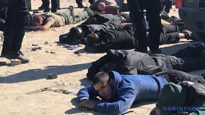 У Києві група молодиків повалила паркан навколо будівництва: затримали 50 осіб
