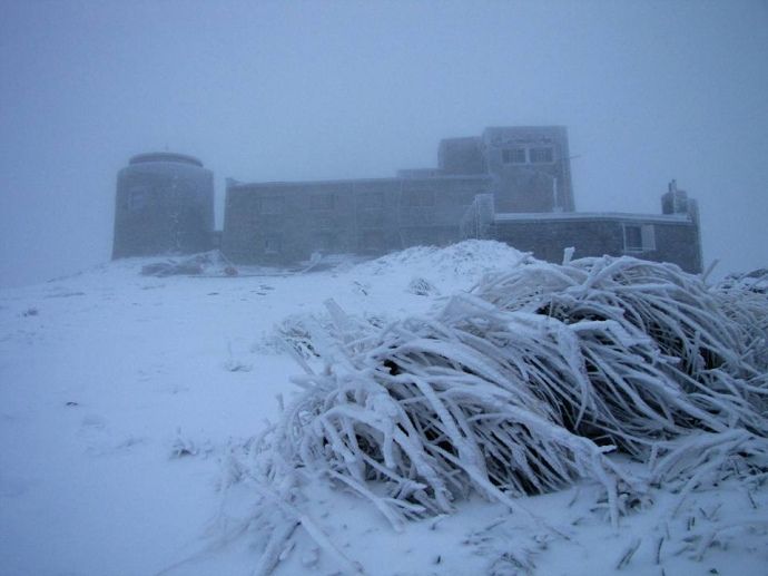 На горі Піп Іван в Карпатах випав перший сніг (фото)