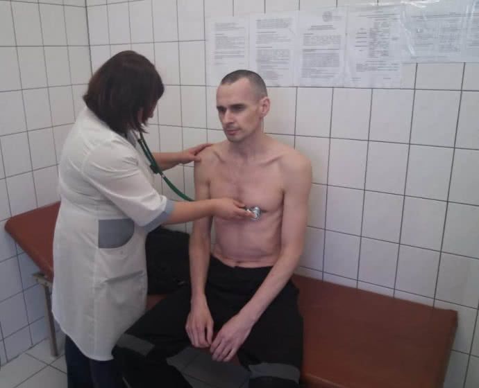 Олег Сенцов у лікарні: російські тюремники показали фото в’язня