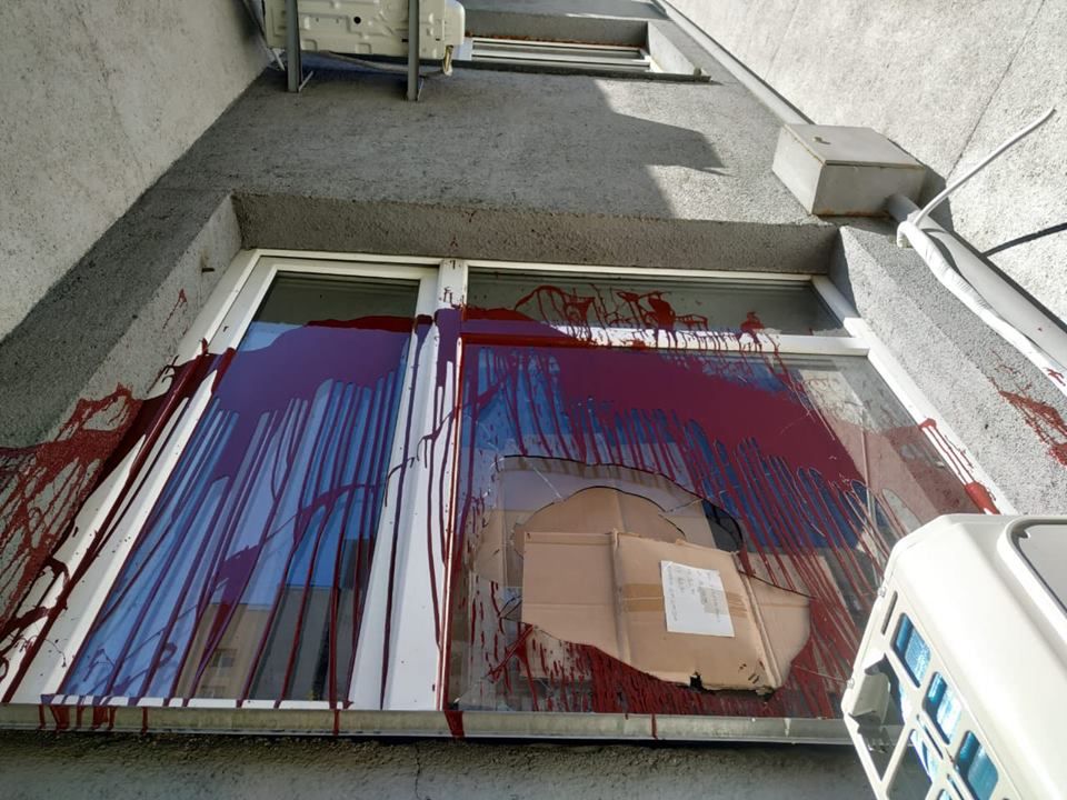 У Києві облили червоною фарбою громадську приймальню депутата Андрія Білецького
