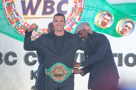 Колекційне зібрання: Володимир Кличко отримав пояс почесного чемпіона WBC