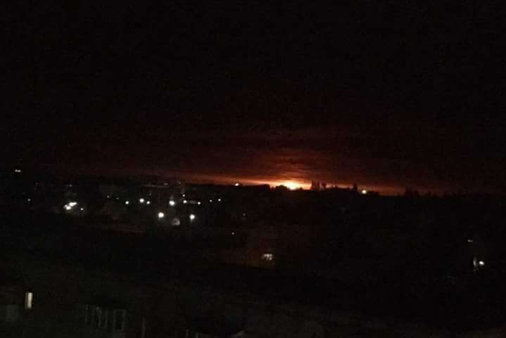 Вибухи на складі боєприпасів в Ічні: 10 тисяч людей евакуйовано, снаряди рвуться 2-3 рази за секунду (відео)