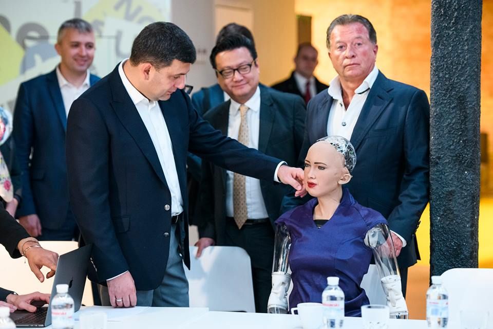 Володимир Гройсман поспілкувався із роботом Софією про Україну (відео)