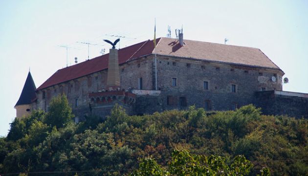 Орла Угорщини на замку в Мукачеві замінить Державний герб України (фото)