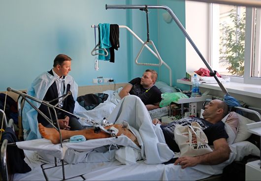 Олег Ляшко відвідав у київському шпиталі поранених воїнів на День захисника України