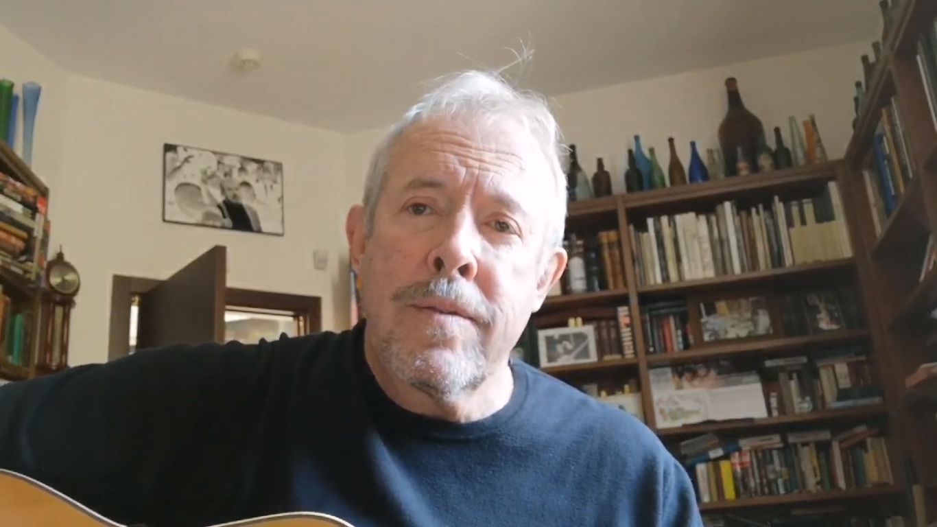 «Прямою дорогою в рай»: Андрій Макаревич сатиричною піснею висміяв заяву Путіна (відео)