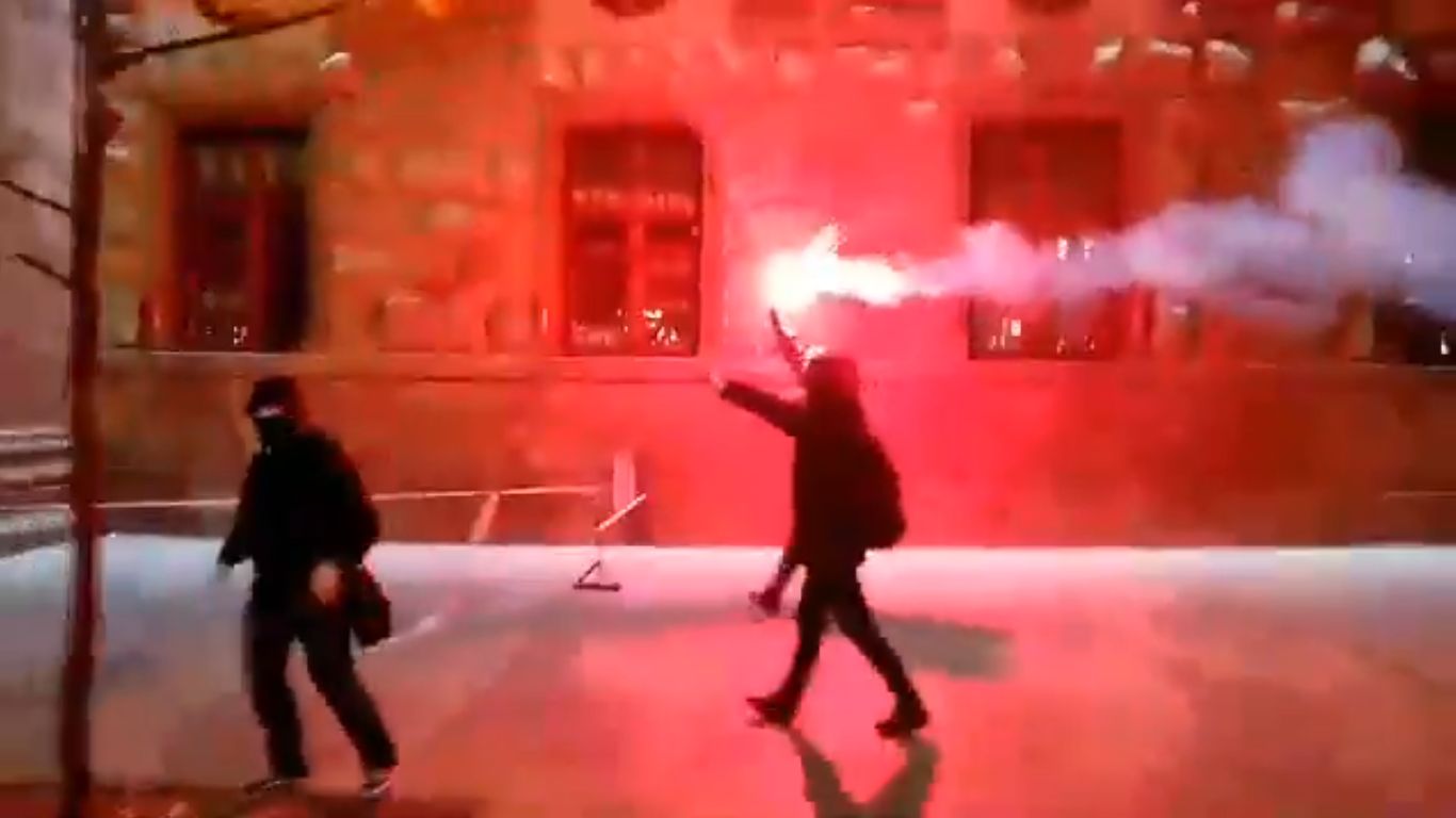 Будівлю ФСБ в Москві закидали яйцями (відео)