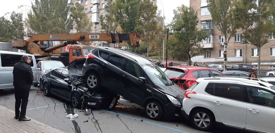 У центрі Києва автокран протаранив близько 10 авто (фото)