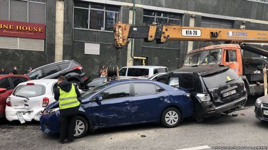 В Києві автокран протаранив 18 автівок