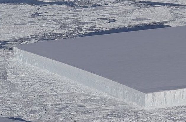В Антарктиді відколовся прямокутний айсберг