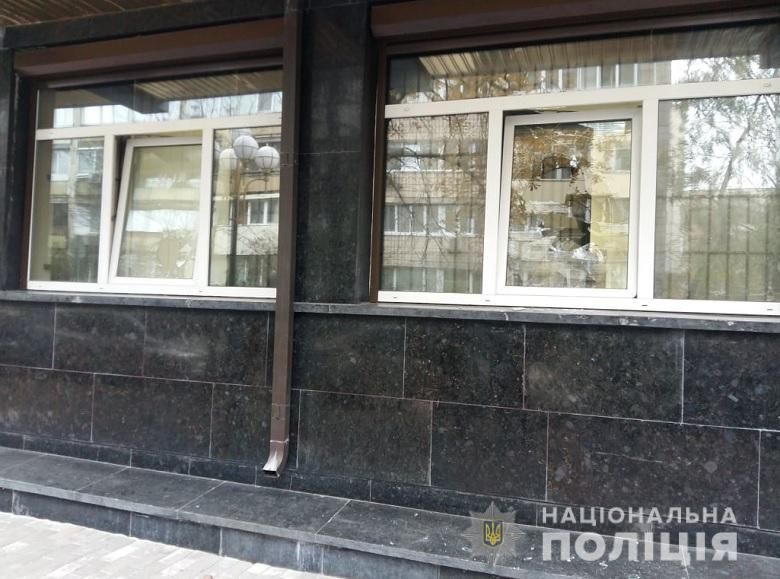 В Генпрокуратурі чоловік камінням повибивав вікна (фото)