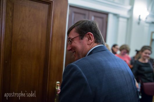 «Можете зробити краще — сядьте в моє крісло»: головне про скандал з відставкою Юрія Луценка