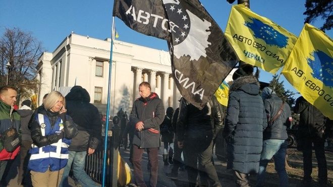 У Києві власники автомобілів на єврономерах пікетують Раду, а маршрутники - Мінінфраструктури